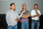 Vidhu Vinod Chopra, Rajkumar Hirani, Aamir Khan at the unveiling of movie 3 Idiots in Metro Big Cinemas, Mumbai on 30th Oct 2009 (14).JPG